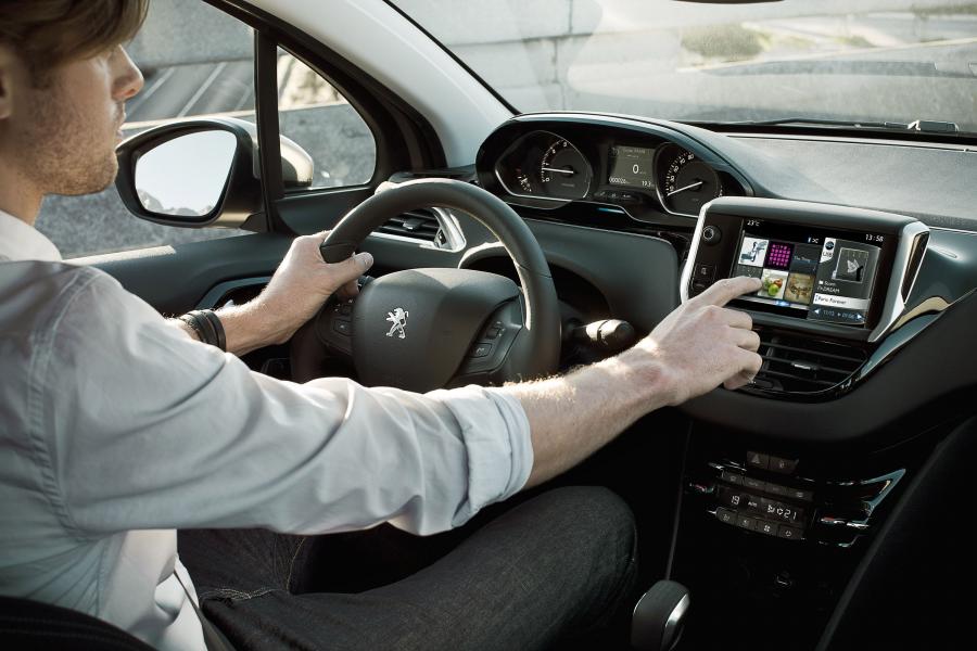  Peugeot 208 5-Door 2012 года  (фото 27 из 73)